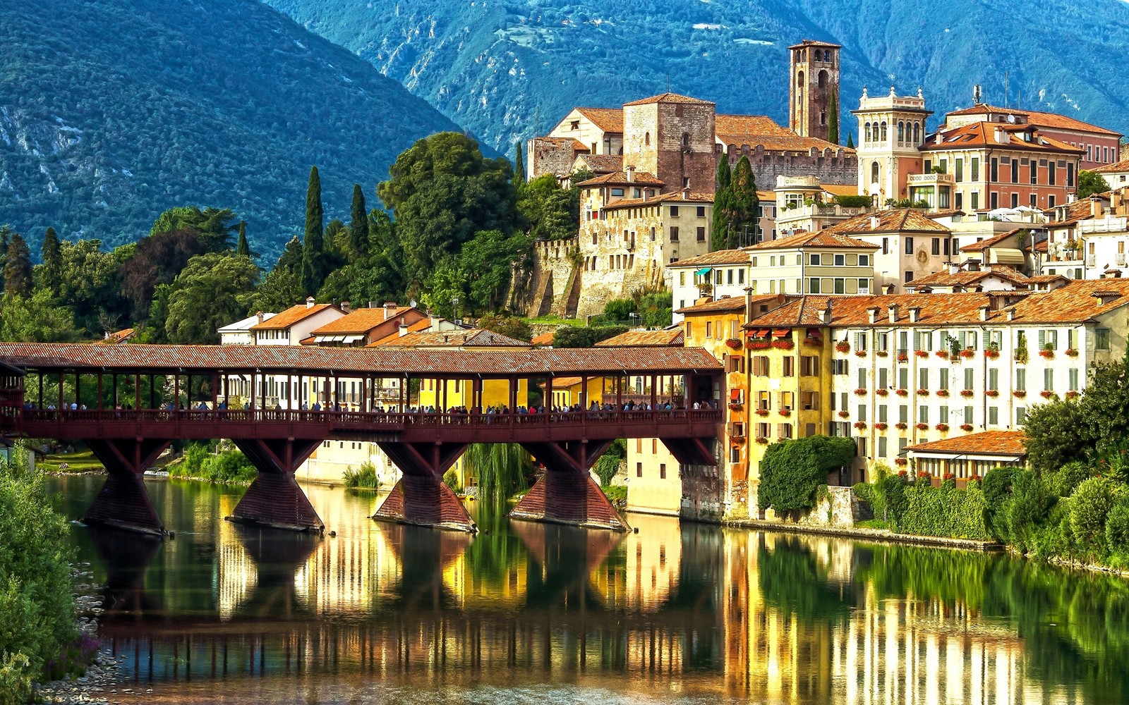 Arafed brücke über einen fluss mit einer stadt im hintergrund (venedig, brücke, reflexion, stadt, bett und frühstück)