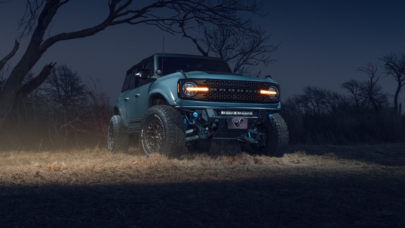 Близкий план синего грузовика, припаркованного в поле ночью (форд бронко, ford bronco, ночь, фотосессия, машины)