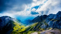 Paysage montagneux majestueux baigné de lumière du soleil et de nuages