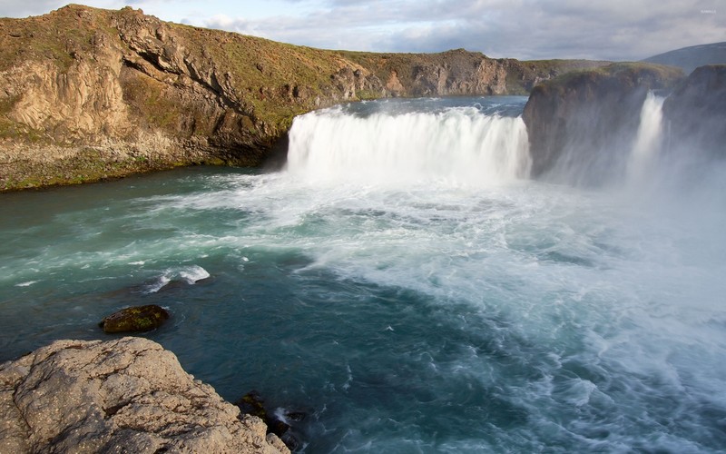 Арабский водопад с водой, стекающей по скалам и обрыву (водопад, водоток, водоем, водные ресурсы, вода)