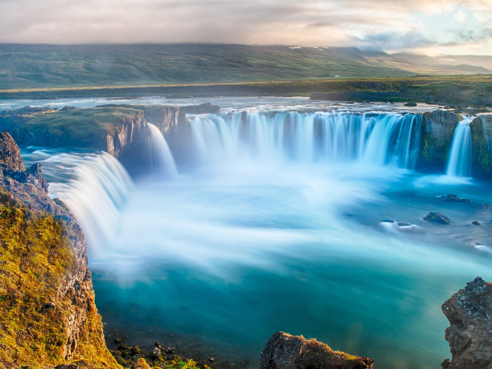 Una gran cascada con una gran cantidad de agua saliendo de ella (cascada, cuerpo de agua, recursos hídricos, naturaleza, agua)