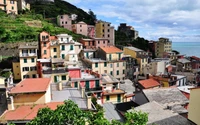 Casas coloridas em uma colina em uma pitoresca cidade costeira italiana.