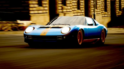 Lamborghini Miura en mouvement, mettant en valeur son design emblématique et sa couleur bleue vibrante avec des accents orange.