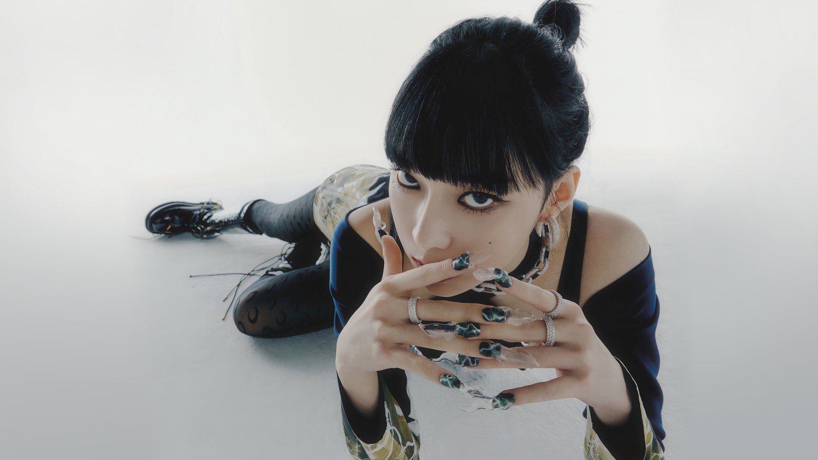 Jirafa con cabello negro y blusa preta comiendo un sándwich (invierno, aespa, kpop, 에스파, k pop)