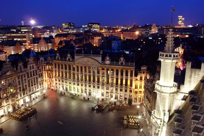 Réflexions du soir d'une métropole : Place illuminée dans la ville capitale