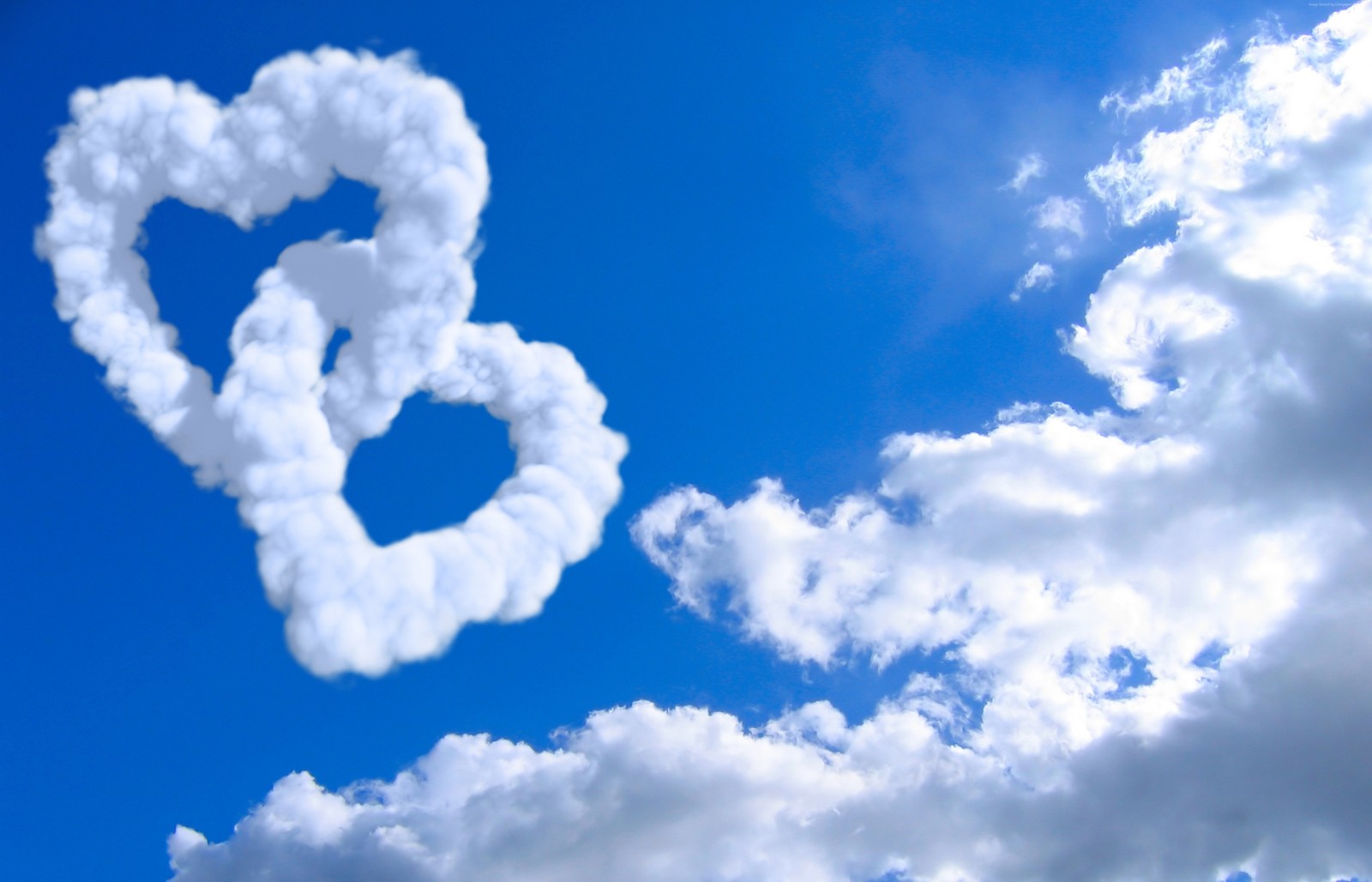 Deux nuages en forme de cœur (nuage, bleu, journée, cumulus, atmosphère)