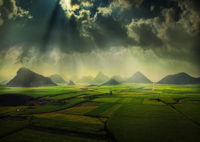 Majestätische Hochlandlandschaft unter dramatischem Himmel