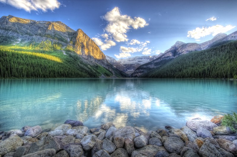 Арабский вид на озеро с камнями и горами на фоне (озеро малигн, озеро луиза, lake louise, гора, озеро)