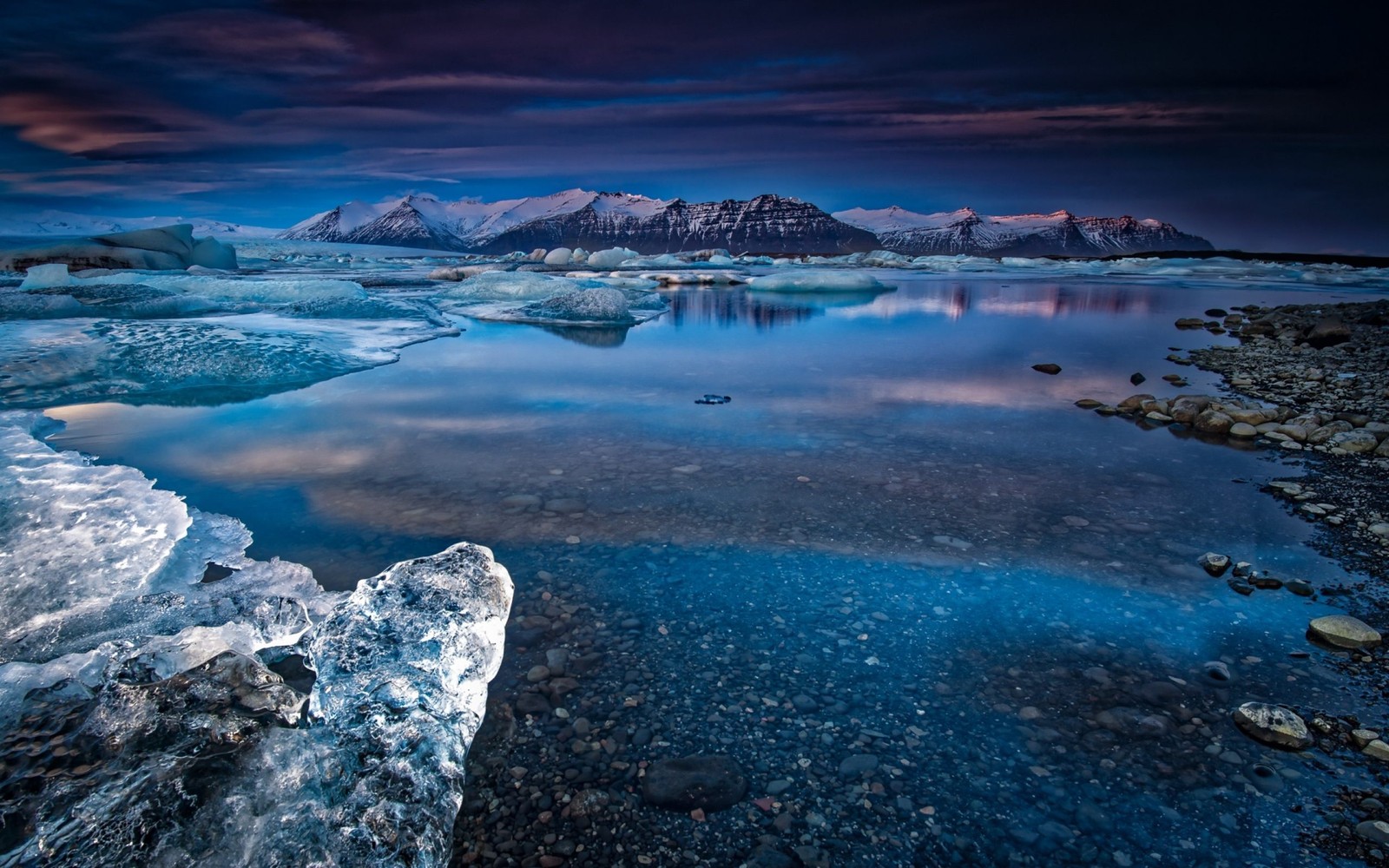 Vista de un lago con icebergs y montañas al fondo (hielo, océano, mar, hielo marino, lago)