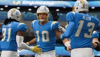 Jugadores de Los Angeles Chargers celebrando un touchdown en Madden NFL 22