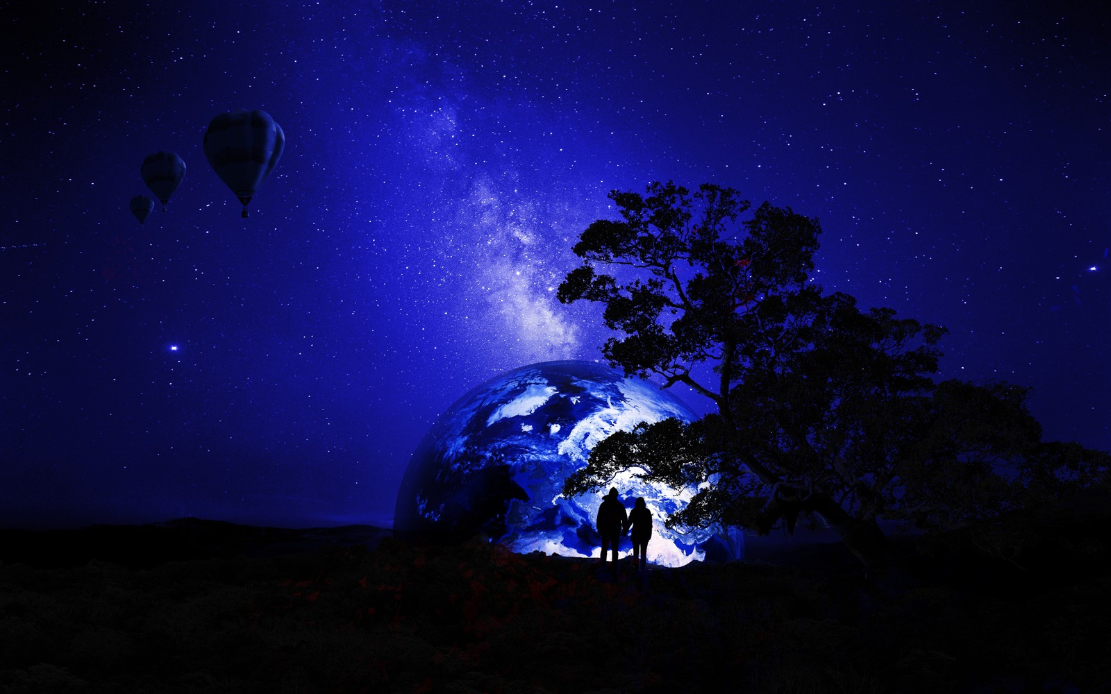 Céu estrelado com balões de ar quente e um casal de pessoas (casal, sonho, terra, noite, silhueta)