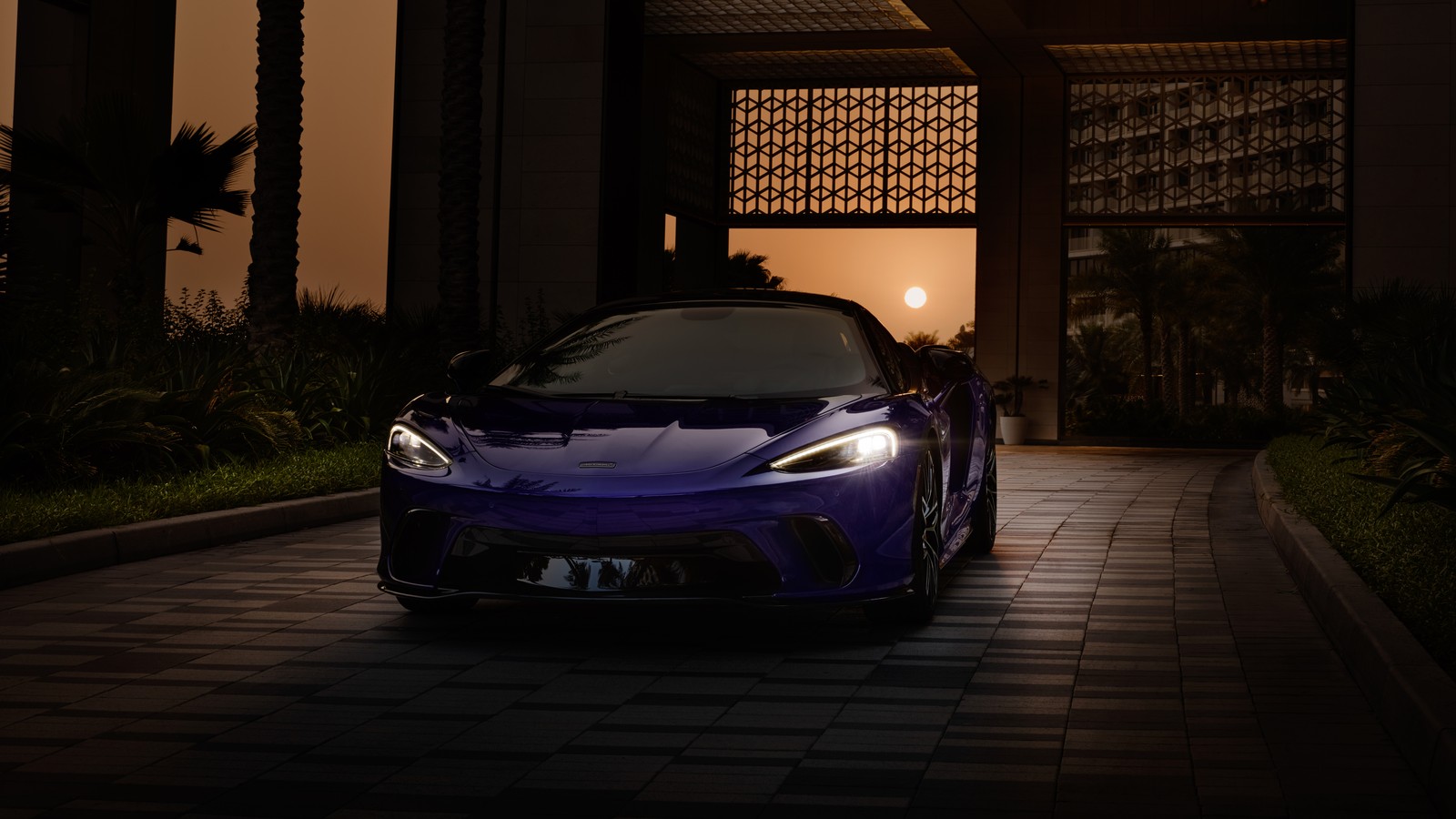 Eine nahaufnahme eines lila sportwagens, der vor einem gebäude geparkt ist (mclaren gts, nacht, 2024, superauto, 5k)