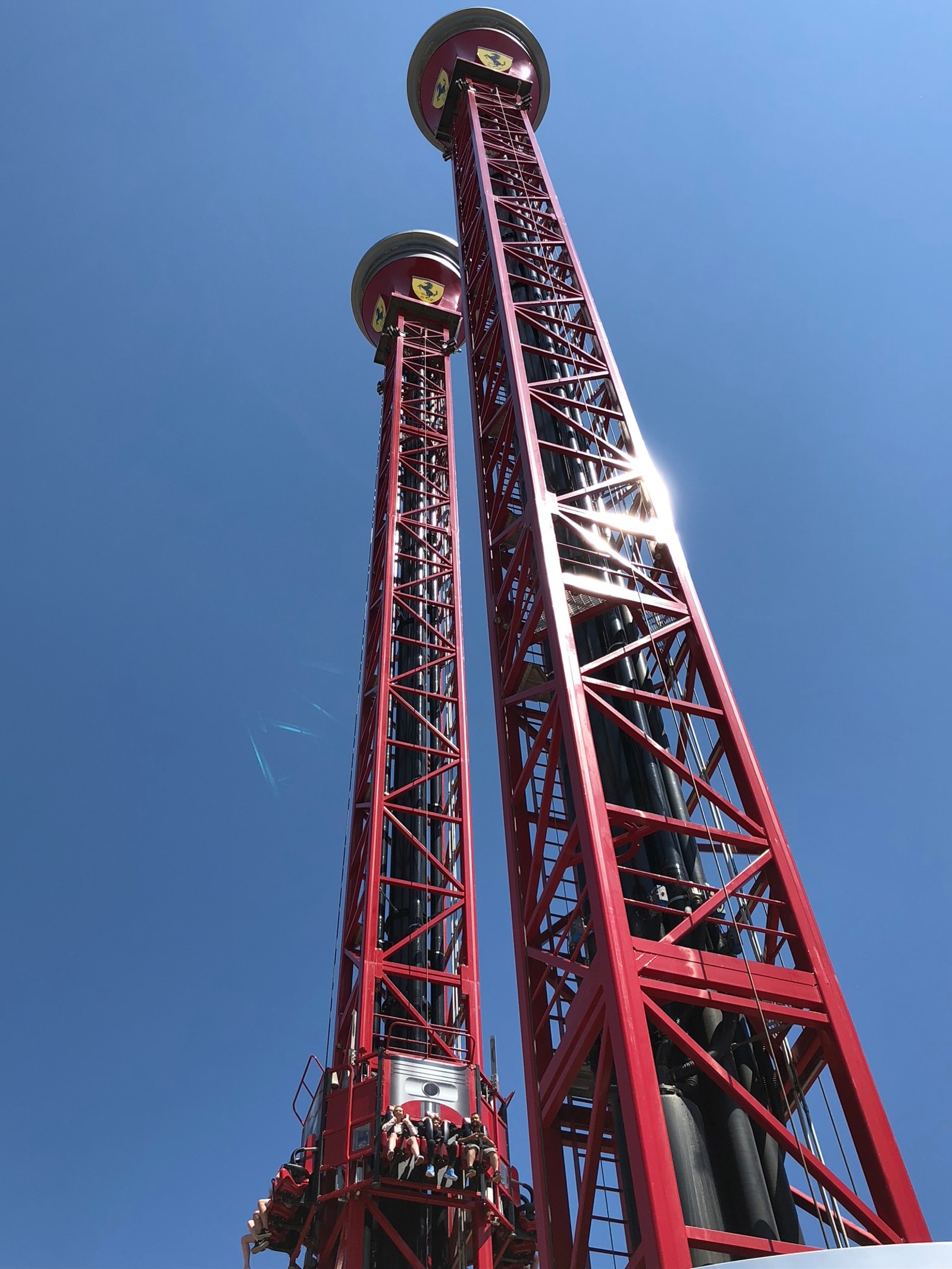 Hay dos torres rojas altas con un reloj en ellas (hito, atracción turística, azul, rojo, torre)