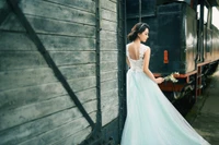 Novia elegante en un entorno vintage, mostrando un impresionante vestido de novia azul claro con detalles intrincados.