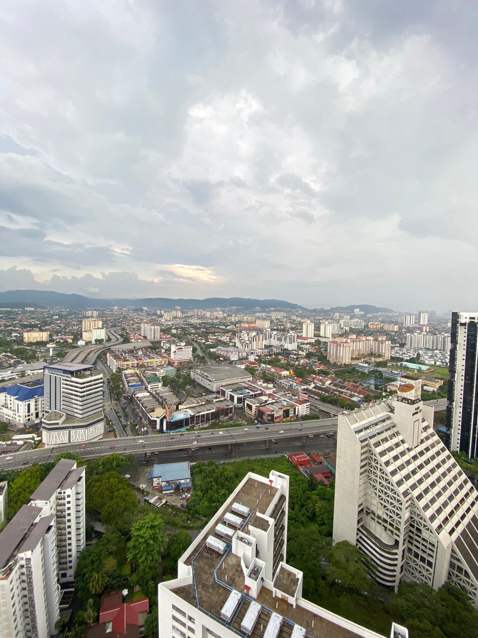 Vista de una ciudad desde un rascacielos (día, área urbana, zona residencial, ciudad, vecindario)