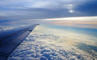 Blick aus dem Flugzeugflügel über Wolken am Tag