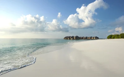 Vila à beira-mar serena com vista para o oceano tranquilo e céu nublado