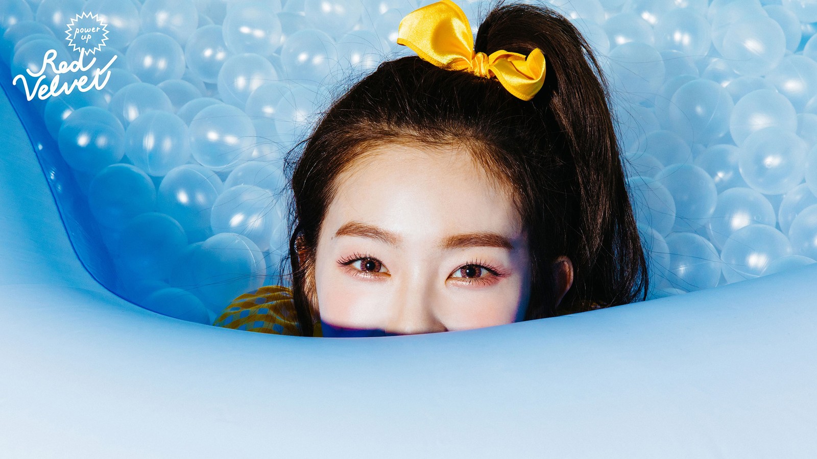 Il y a une jeune fille avec un nœud jaune dans une piscine (irene, bae joo hyun, red velvet, amplifier, magie dété)