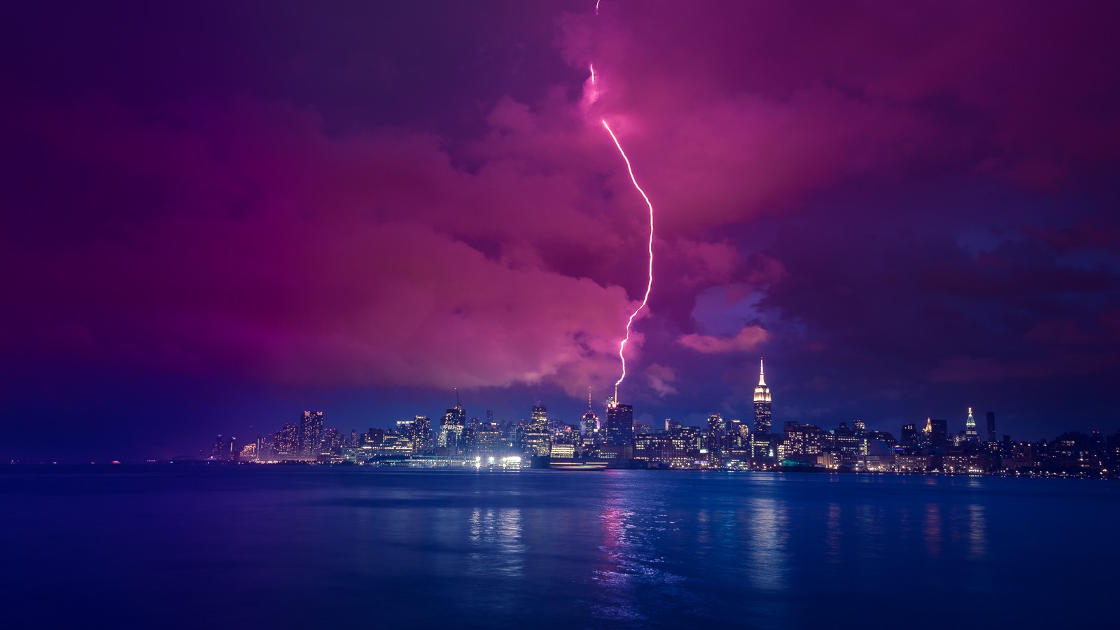 Una vista del horizonte de la ciudad con un rayo en el cielo (río hudson, relámpago, panorama, trueno, tormenta)