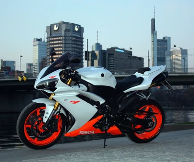 Motocicleta Yamaha R1 contra un horizonte urbano