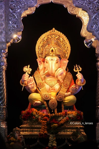 Ídolo del Señor Ganesha con decoraciones ornamentadas