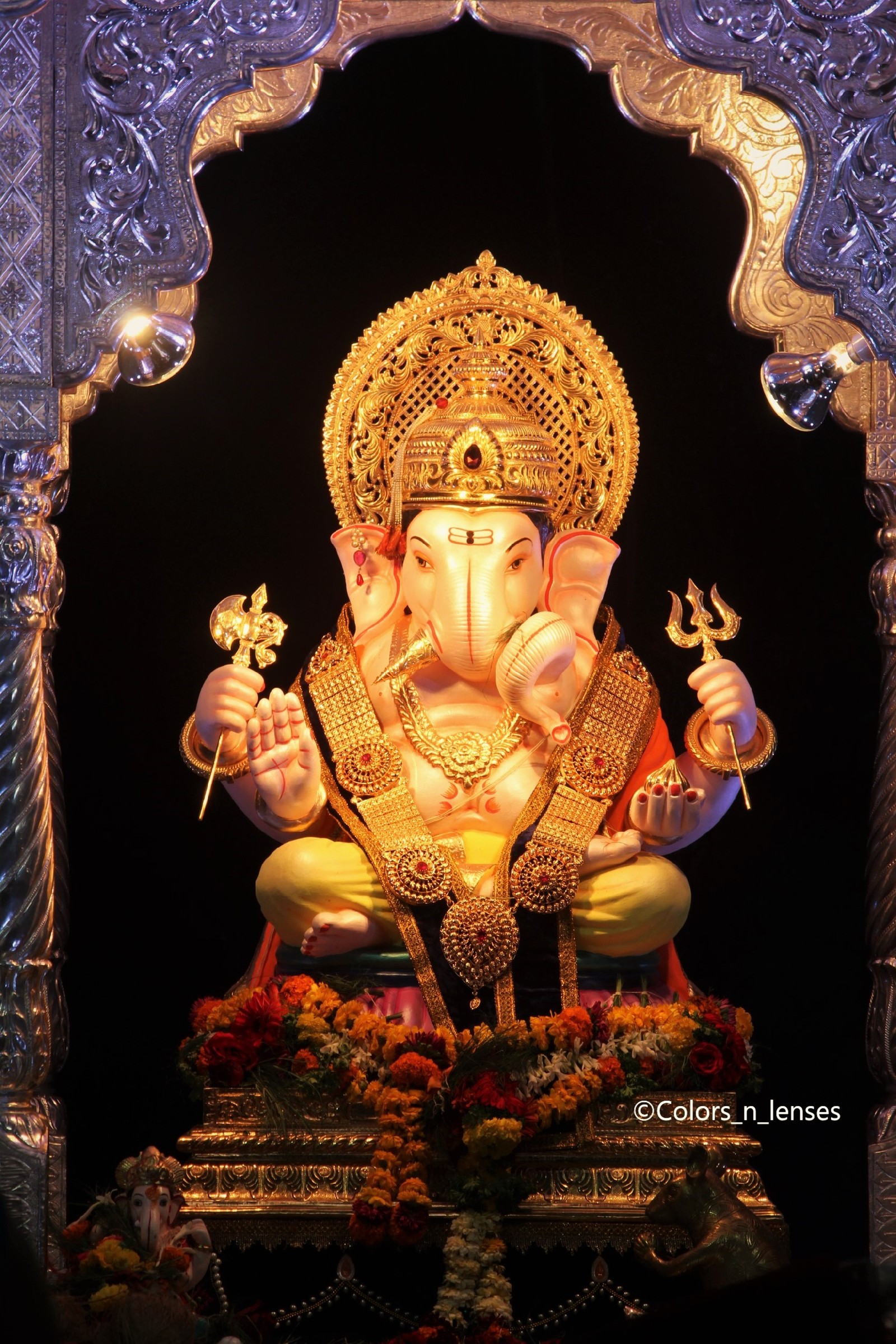 Eine nahaufnahme einer statue eines elefanten mit einer krone (bappa, deva, ganesh ji, ganesha, ganpati)