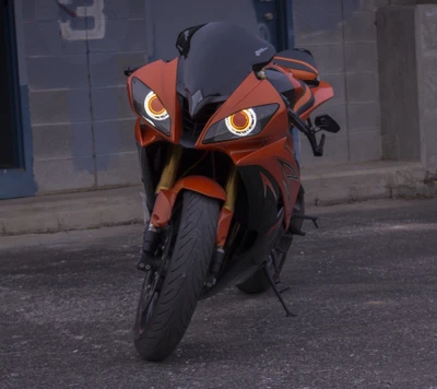 Cool motocicleta Yamaha R6 negra y naranja con faros llamativos