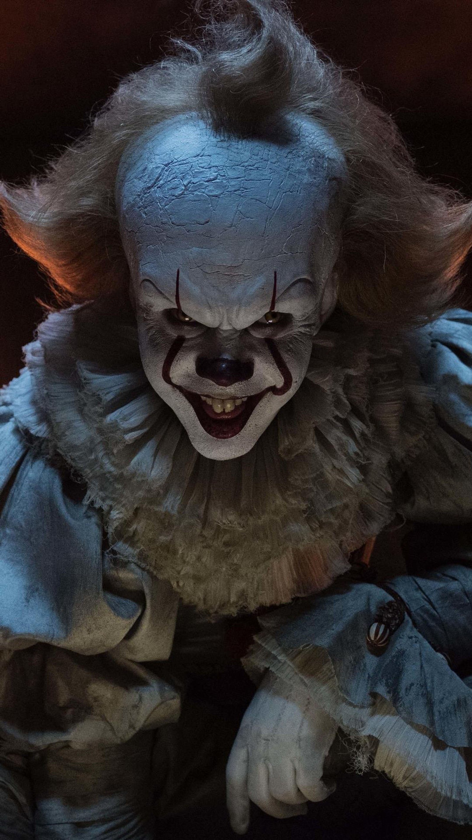 Ein nahaufnahme von einem gruseligen clown mit einem gruseligen gesicht (clown, horror, it, könig, film)