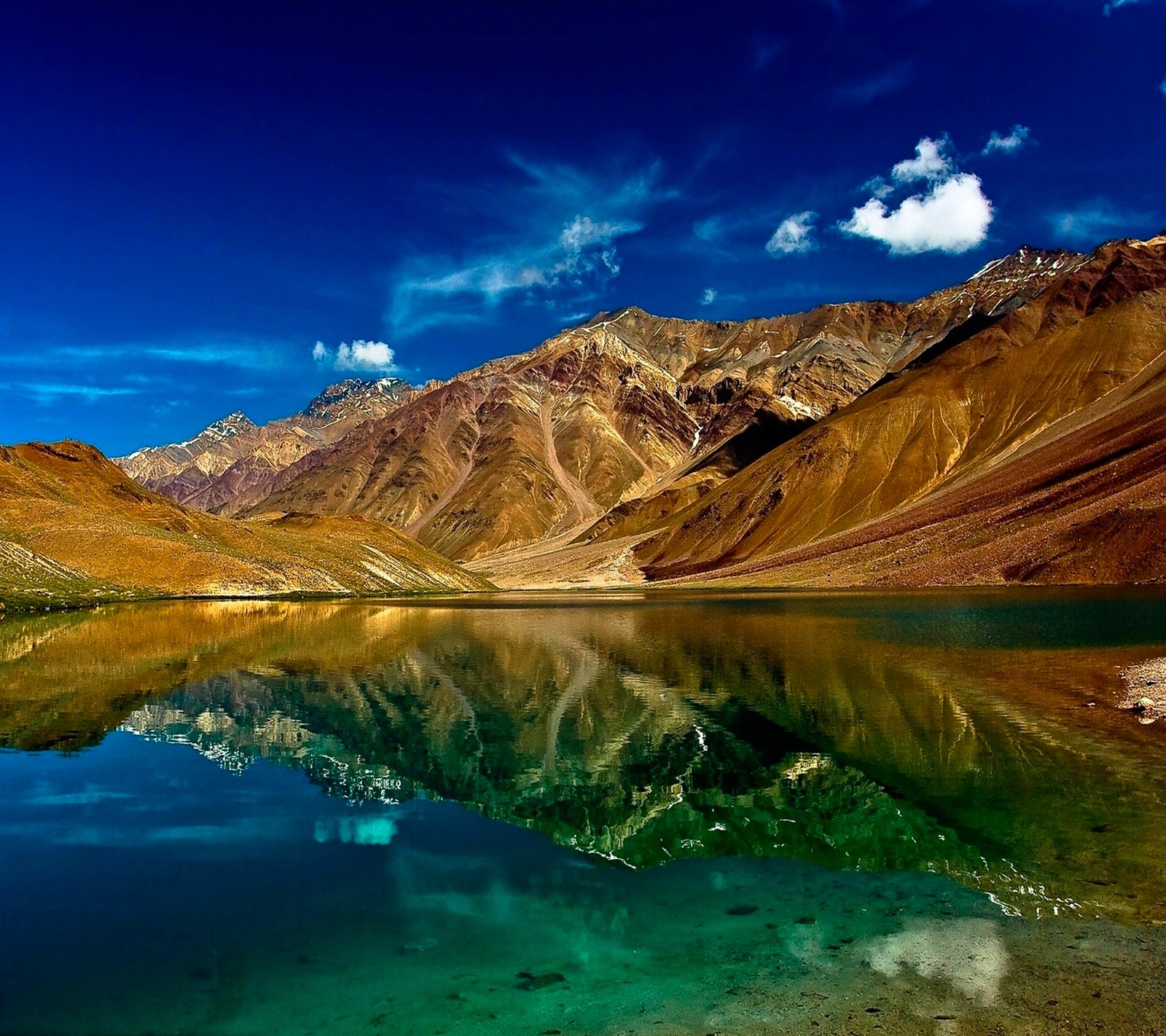 Image retouchée d'une chaîne de montagnes avec un lac et un ciel bleu clair (incroyable, génial, lac, montagnes, nature)