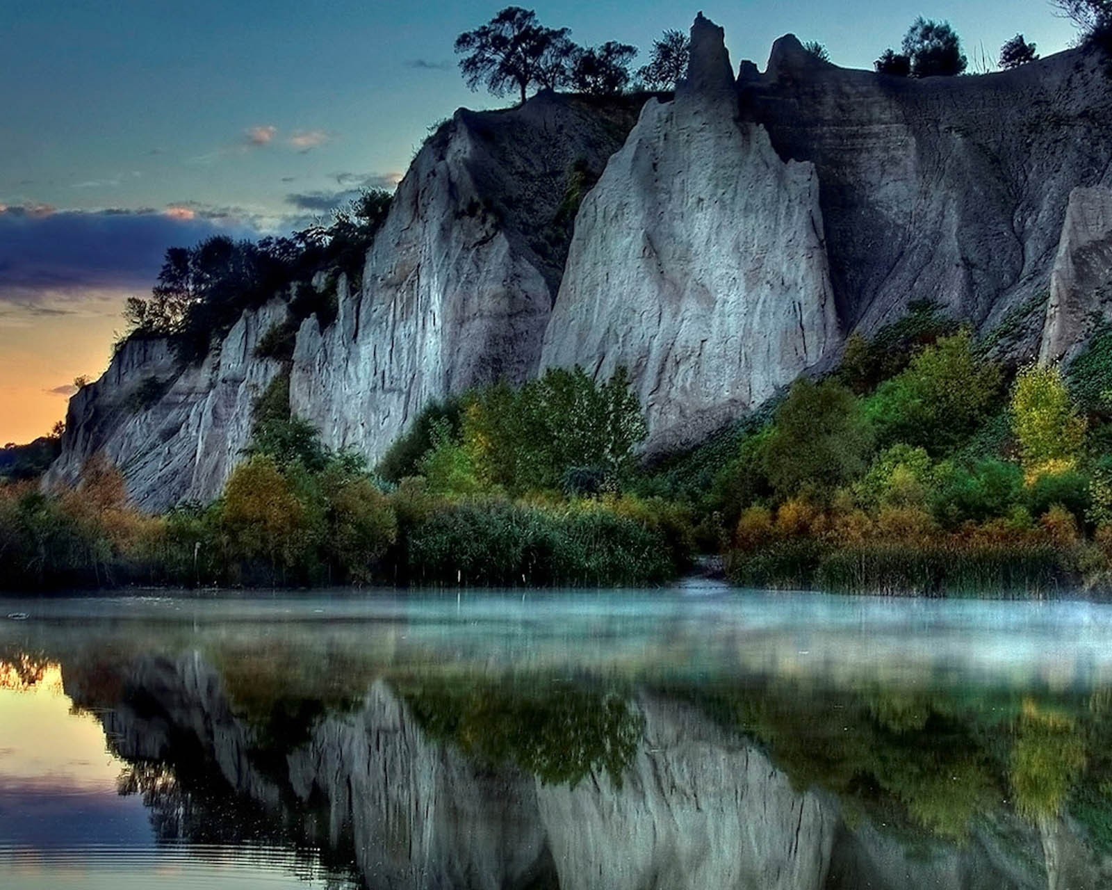 Vista aérea de um lago com uma montanha ao fundo (2012, incrível, hd, alto, lago)