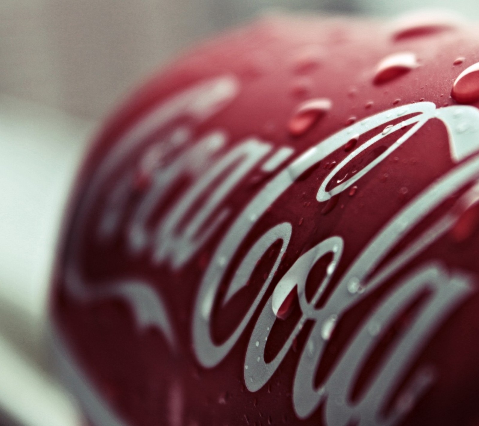 Gros plan d'une canette de coca-cola avec des gouttes d'eau dessus (coca cola, coca)