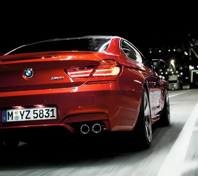 Toma nocturna dinámica de un BMW M5 en movimiento