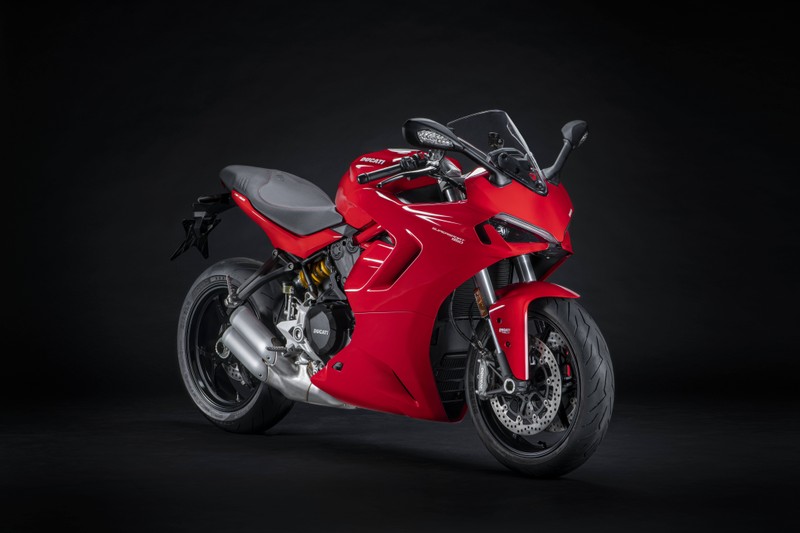 Крупный план красного мотоцикла, припаркованного на черной поверхности (ducati supersport 950, 5k, спортивные мотоциклы, тёмный фон, 2021)