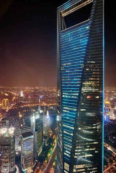 Horizonte de Shanghái de noche: La arquitectura moderna ilumina el paisaje urbano