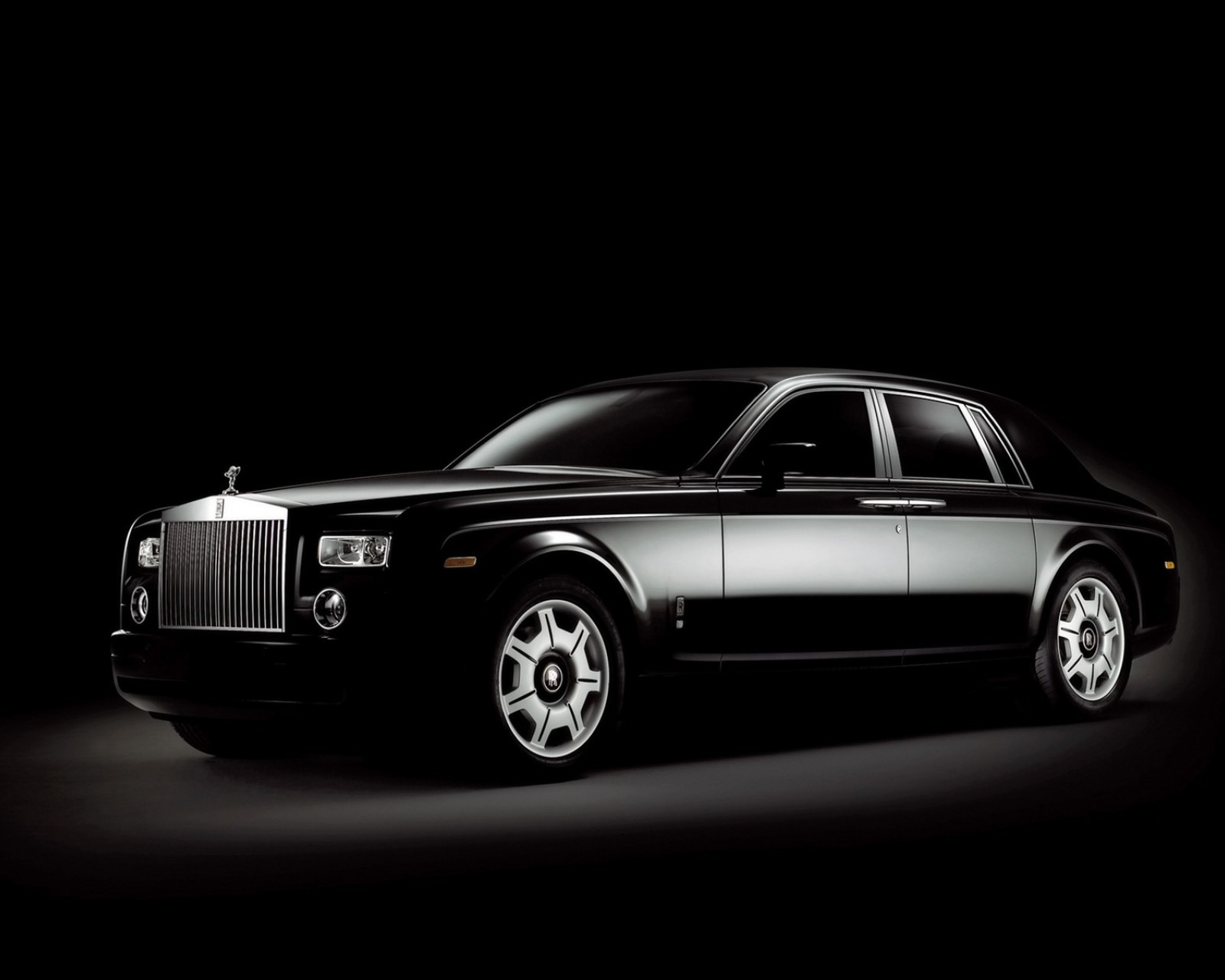 Близкий план черного автомобиля rolls royce в темной комнате (мастер, note car)