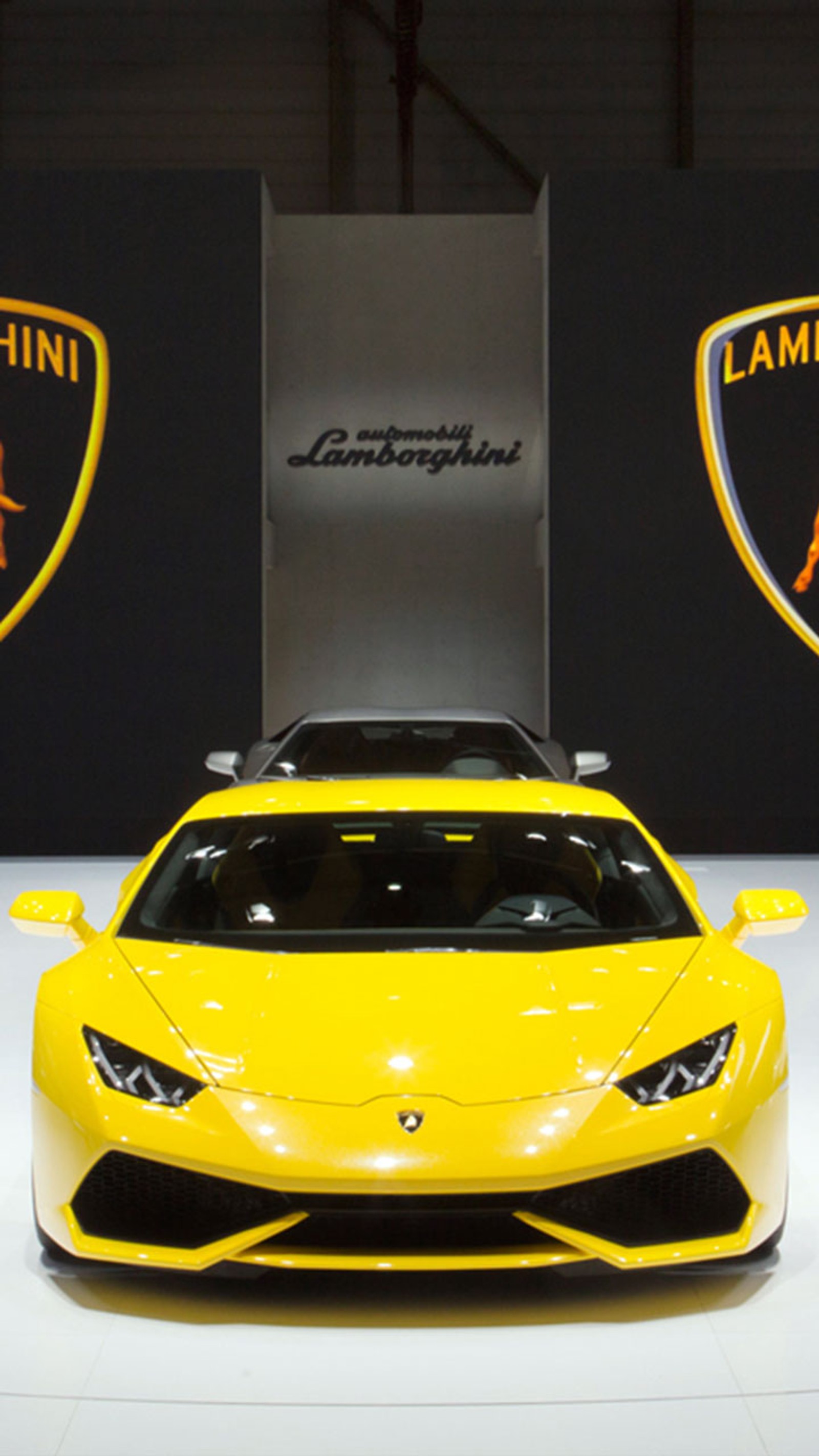 Um close de um carro esportivo amarelo em exibição (android, carro, rápido, huracan, lamborghini)