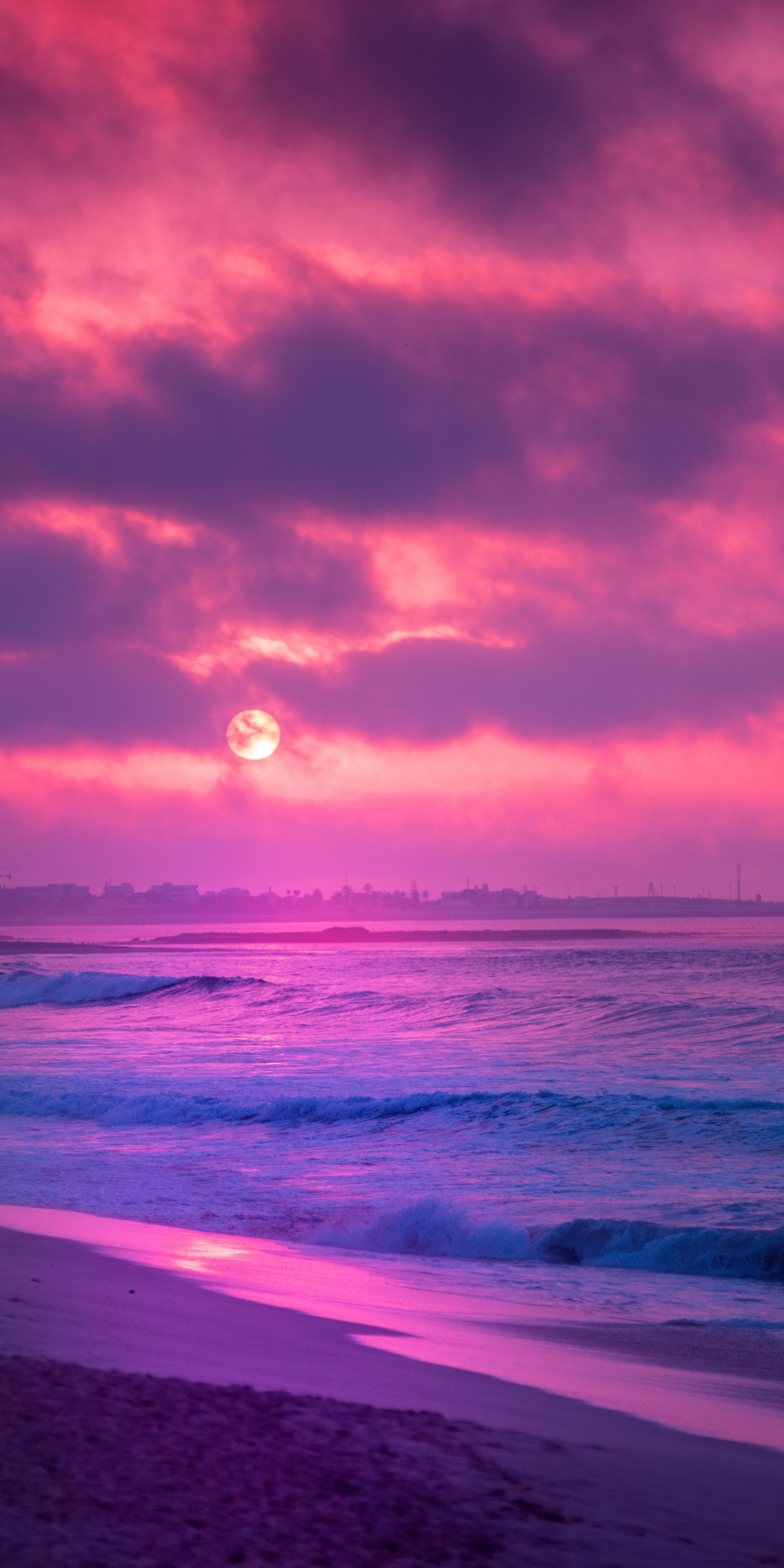 Coucher de soleil violet et rose sur l'océan avec un surfeur solitaire (plage, coucher de soleil, nature, mer, la côte)