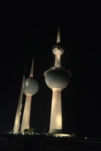 Torre do Kuwait iluminada à noite