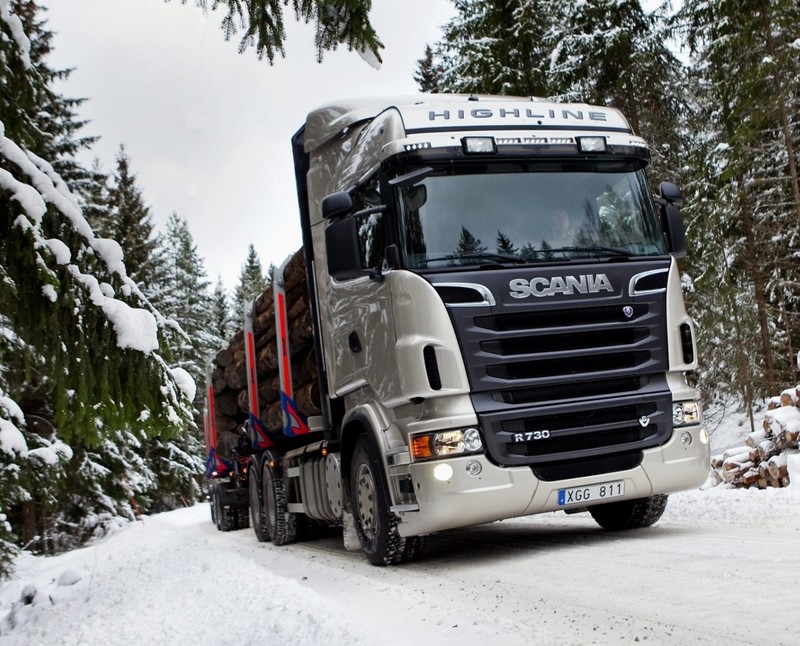 Арабский грузовик едет по снежной дороге в лесу (hd, скания, scania, грузовик, зима)