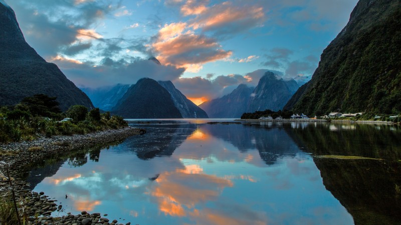 Вид на озеро с горами на заднем плане (милфорд саунд, milford sound, фьорд, природа, отражение)