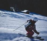 Dynamischer Skifahrer, der im Pulverschnee auf einer Winterpiste shreddet