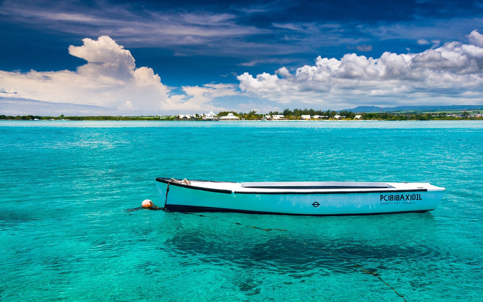 Ein boot schwimmt im klaren blauen wasser in der nähe eines strandes (strand, wassertransport, wasser, meer, ozean)