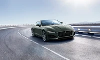 Jaguar F-Type R Heritage 60 Edition in dynamischer Bewegung auf kurvenreicher Straße, 2021