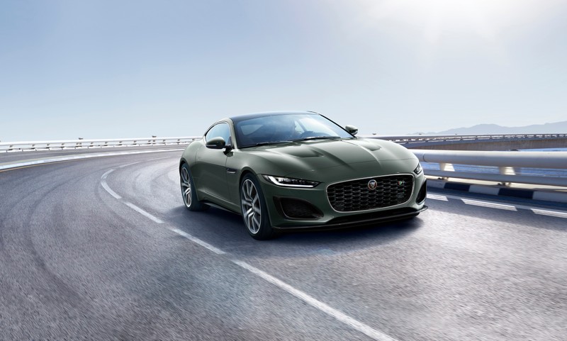 Автомобиль ягуар едет по дороге рядом с мостом (ягуар f type r наследие 60 издание, jaguar f type r heritage 60 edition, 2021, 5k, машины)