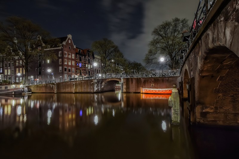 Мост над рекой с лодкой на нем ночью (отражение, уличный фонарь, амстердам, amsterdam, канал)