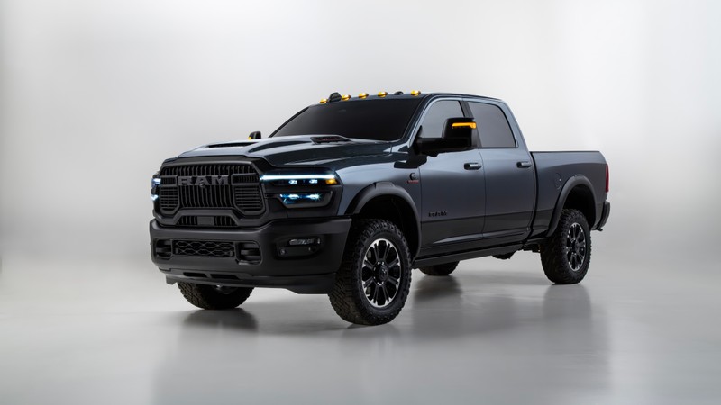 Черный грузовик с желтым светом на капоте (ram 2500 power wagon rebel crew cab, 2025, 5k, рам 2500, ram 2500)