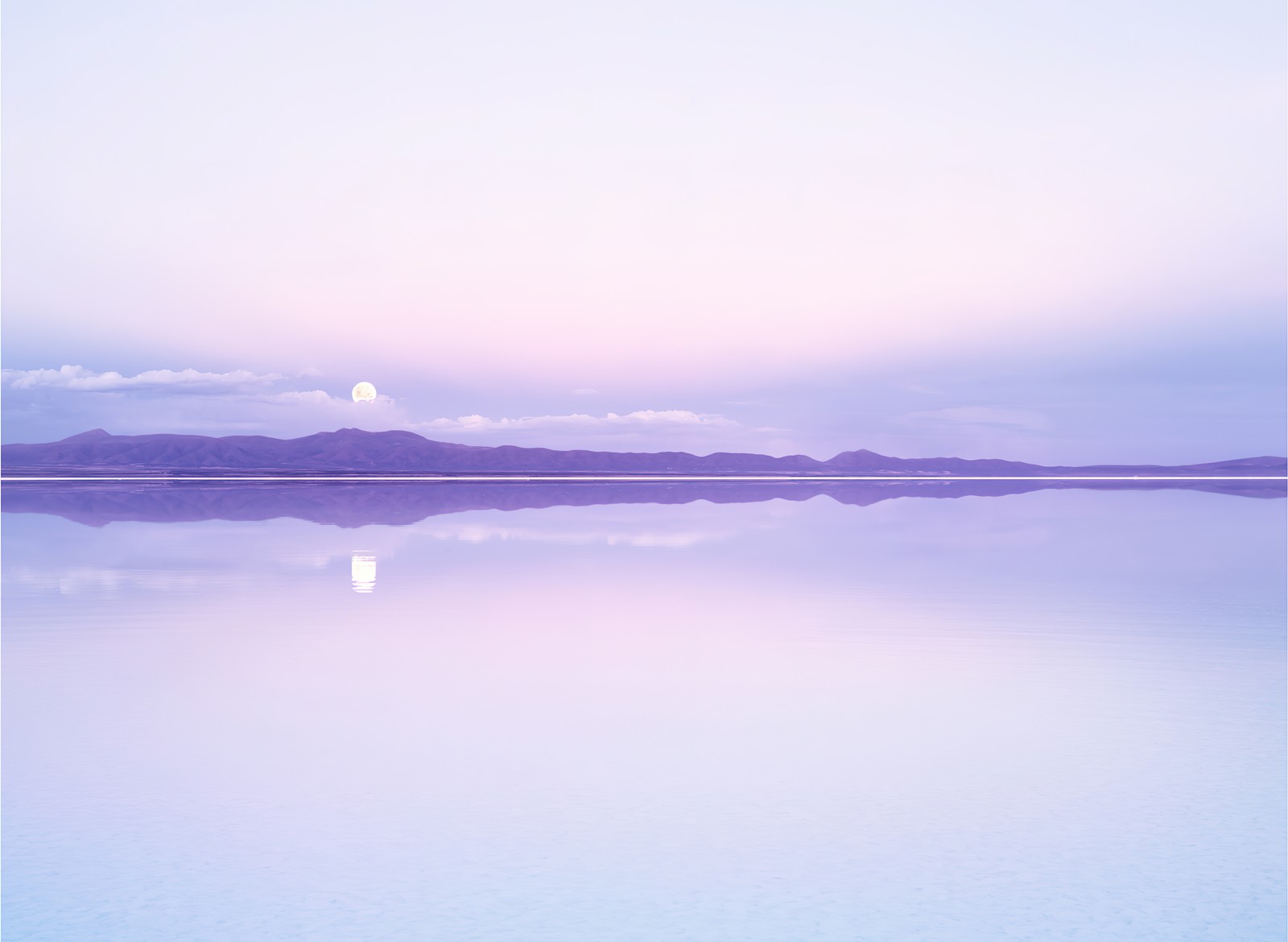 Céu roxo refletido na água calma com montanhas ao fundo (lua cheia, estética roxa, lago, calmo, reflexo)