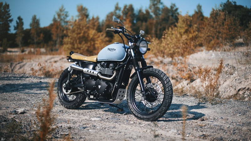 Близкий план мотоцикла, припаркованного на грунтовой дороге (triumph motorcycles ltd, мотоцикл, триумф скрамблер, triumph scrambler, triumph bonneville bobber)