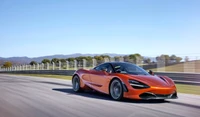 McLaren 720S en orange vif, mettant en valeur son design aérodynamique sur une piste de course.