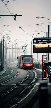 Nebelige Straßenbahnfahrt entlang urbaner Gleise